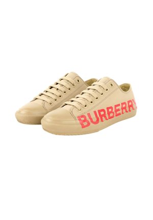 Beige lavtop sneakers med gummisåler og snørebånd, med stor rød BURBERRY tekst på ydersiden af hver sko.