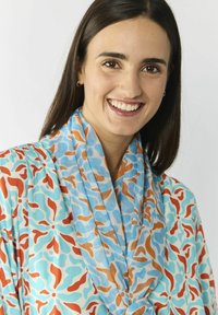 Bloemmotief blouse in aqua, rood en oranje tinten, vergezeld van een bijpassende sjaal. Gestructureerde stof met een vloeiend ontwerp en zachte val.