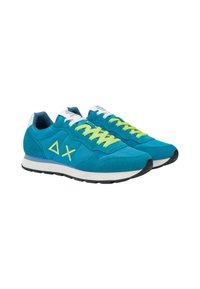 Scarpe da ginnastica turchesi in pelle scamosciata con dettagli bianchi e lacci giallo fluo. Presentano una suola testurizzata e un design geometrico laterale.