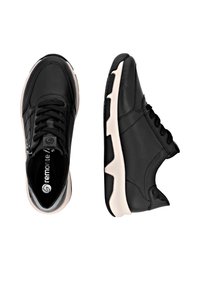 Schwarze Leder-Sneaker mit schwarzen Schnürsenkeln, beiger Gummisohle, seitlichem Reißverschlussdetail und runder Zehenform. Logo auf der Innensohle sichtbar.