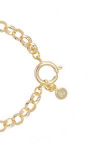 Bracelet en métal doré avec des maillons de chaîne ovales, doté d'un fermoir en forme de homard circulaire et d'une petite étiquette avec des initiales. Surface lisse et brillante.