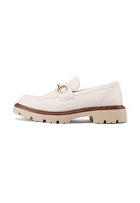 Mocassino in pelle bianca con finiture in metallo dorato, suola spessa beige, punta arrotondata e dettaglio del sottopiede marrone a contrasto.