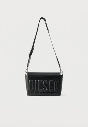 Borsa a tracolla in pelle nera con tracolla regolabile, con la scritta in rilievo "DIESEL" e un testo più piccolo "FOR SUCCESSFUL LIVING" sulla patta frontale.