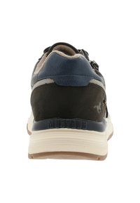 Baskets noires et bleu marine avec une tige texturée, un col rembourré et une semelle en caoutchouc. Présentent un logo sur le talon et un système de laçage plat.