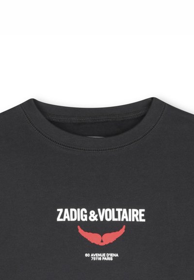Zwarte t-shirt met ronde hals, voorzien van een witte "ZADIG & VOLTAIRE" logo en rode vleugelafbeelding. Zacht katoenmateriaal met een casual pasvorm.