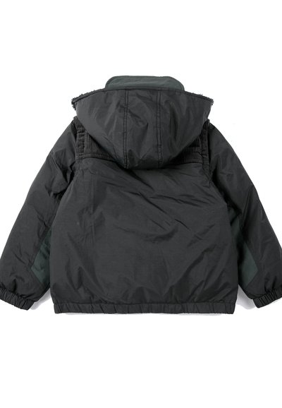 Veste d'hiver noire à capuche avec poignets élastiques et détails matelassés aux épaules, vue de dos sur fond blanc.