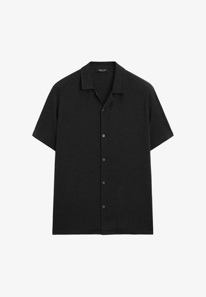 Zwarte blouse met korte mouwen, kraag, vijf knopen aan de voorkant en een rechte zoom.