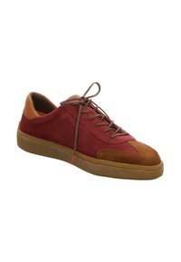 Rote und braune Wildleder-Sneaker mit einer Gummisohle. Mit braunen Lederakzenten, traditioneller Schnürung und perforierten Details an der Zehenpartie.