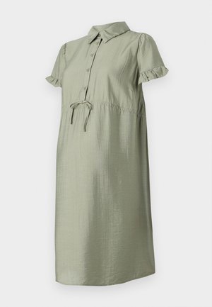 Robe verte claire avec col, manches courtes à volants, fermeture à boutons sur le devant, taille à cordon de serrage et coupe ample, fabriquée à partir d'un tissu texturé.