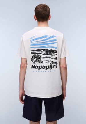 Vit bomull t-shirt med en landskapsgrafik i blått och svart, med texten "Napapijri" i fetstil under designen.