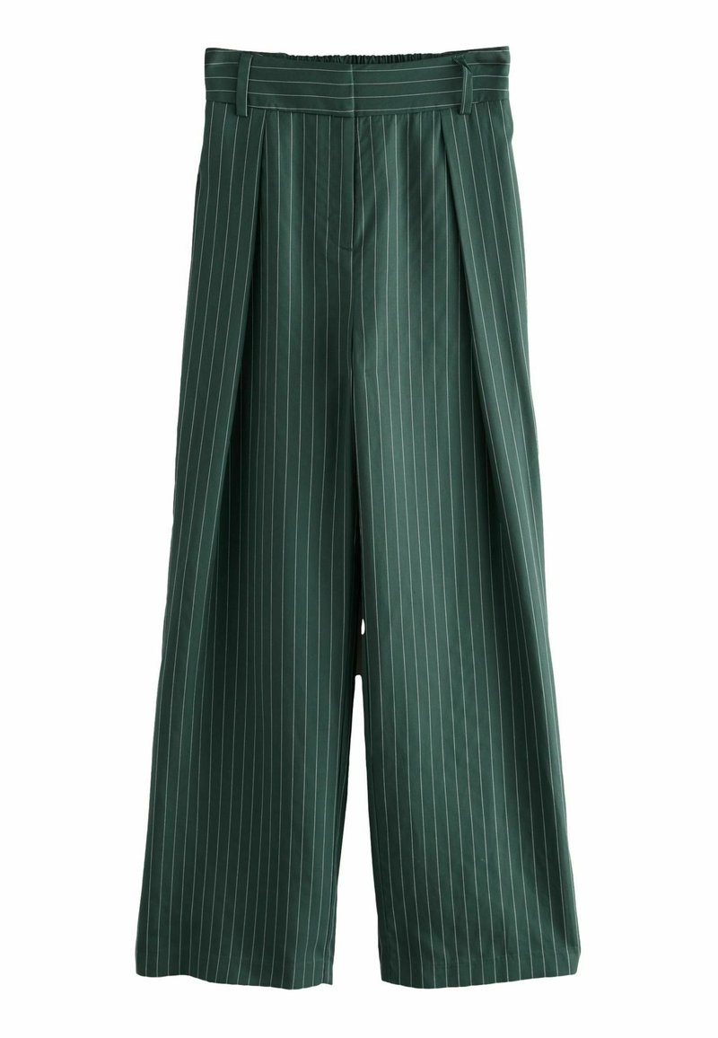 Groene wijde pantalon van soepel materiaal, met verticale witte streepjes, een hoge taille en plooi-details. Elastische tailleband.
