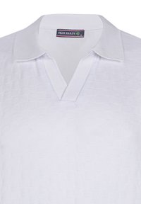 Camisa polo blanca con un patrón texturizado y cuello de solapa. Etiqueta de la marca "FELIX HARDY" visible en el collar.