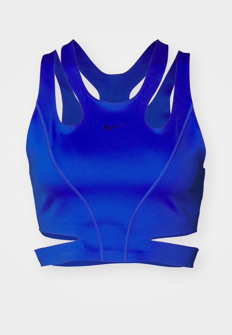Soutien-gorge de sport bleu au design épuré avec plusieurs bretelles, des découpes, et une texture de tissu lisse et extensible. Comprend un petit logo.