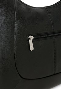 Borsa a tracolla in pelle nera con superficie texturizzata, forma curvilinea e tasca con zip frontale dotata di un foro in argento e incisione del marchio.