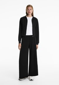 OYSHO SOFT-TOUCH WIDE LEG SIDE-PLEATED - Pantaloni - black