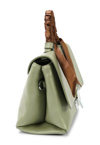 Groene leren handtas met een gevouwen ontwerp, voorzien van een bruine satijnen riem en zilveren hardware-accenten. Glad oppervlak, hoekige vorm.