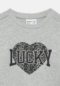 Γκρι φούτερ με στρογγυλή λαιμόκοψη που έχει μεγάλο γραφικό καρδιάς γεμάτο με μαύρο και γκρι λεοπάρ μοτίβο, περιγραμμένο με ροζ χρώμα.