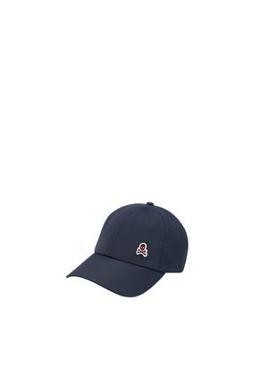 Gorra de béisbol azul marino con un pequeño emblema de calavera y huesos cruzados en rojo y blanco en el panel frontal.
