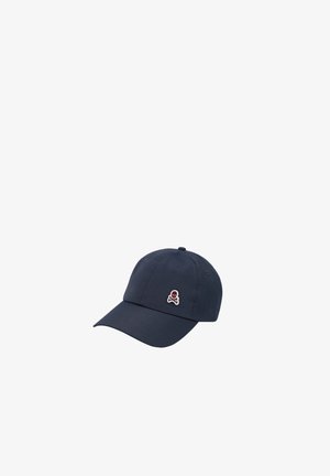 Gorra de béisbol azul marino con un pequeño emblema de calavera y huesos cruzados en rojo y blanco en el panel frontal.