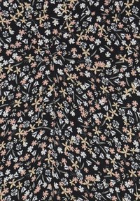 Svart tyg täckt med ett blommönster som har små, livliga blommor i rosa, vitt och gult, med gröna blad och stjälkar.