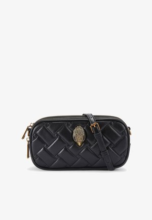 Czarna pleciona skórzana torba na ramię z ozdobnym zapięciem w kolorze złotym, zamkiem błyskawicznym i regulowanym paskiem. Charakteryzuje się prostokątnym kształtem i teksturowaną powierzchnią.