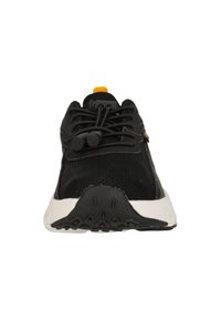 Botte de sport noire avec une tige en maille, bout rond, semelle blanche et système de laçage élastique. Présente un petit accent jaune sur la languette.