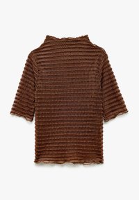 Top marrón texturizado con diseño de canalé ondulado, mangas cortas y un cuello alto con dobladillo en forma de ondas. Vista plana desde la parte trasera.