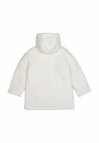 Veste en polaire blanche avec capuche, manches longues et coupe décontractée. Le matériau présente une surface douce et texturée.
