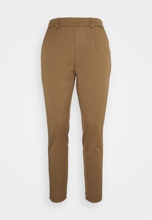 Pantalons marron ajustés en tissu lisse et texturé. Comprend une taille ajustée, des plis à l'avant et des jambes fuselées.
