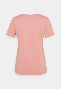 Camiseta de manga corta en suave algodón de color rosa claro. Cuello redondo clásico, textura suave y corte recto sin patrones ni acentos.