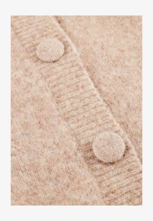 Beige Wollcardigan mit einem strukturierten Strickmuster, zwei runden, mit Stoff bezogenen Knöpfen und einer gerippten Vorderseite. Weicher und kuscheliger Look.