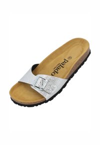 Zilveren slide sandalen met een gestructureerde synthetische bovenkant, een gespaccent, een gevoerd suede voetbed en een antislip zwarte rubberen zool.