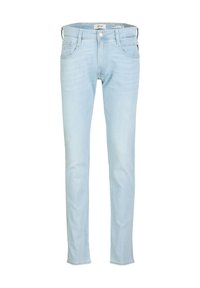 Hellblaue Denim-Jeans mit schmaler Passform, Fünf-Taschen-Design, leicht verwaschenem Textur und einem kleinen Markenetikett auf der Gesäßtasche.