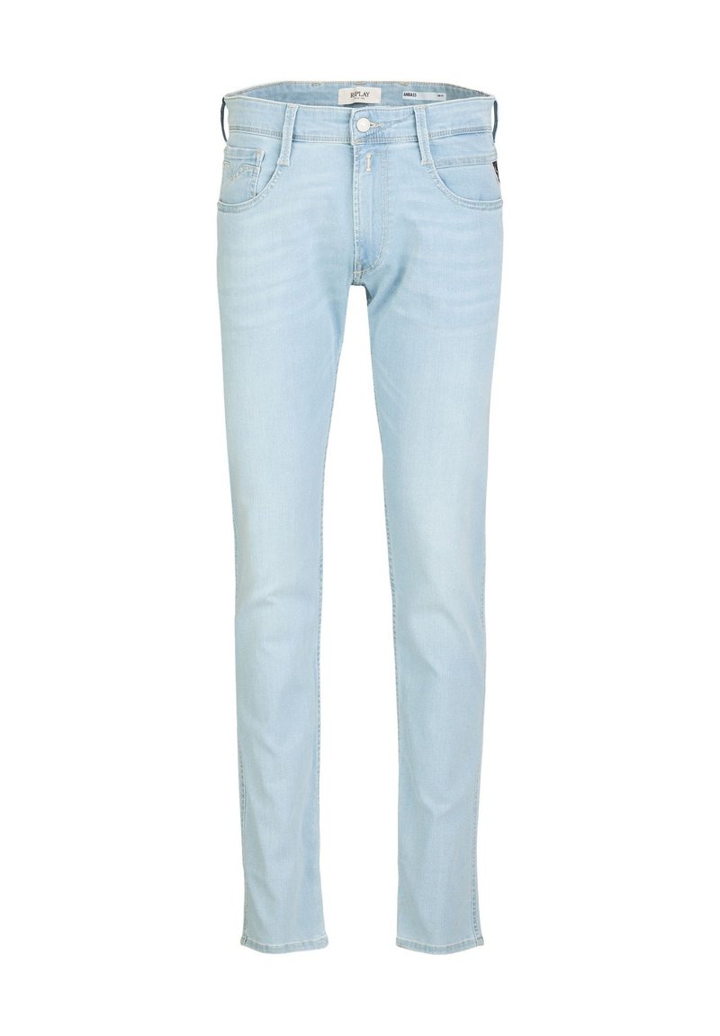 Hellblaue Denim-Jeans mit schmaler Passform, Fünf-Taschen-Design, leicht verwaschenem Textur und einem kleinen Markenetikett auf der Gesäßtasche.