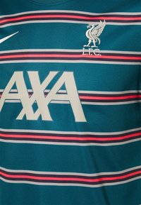 Camiseta de fútbol azul verdoso con rayas horizontales en rosa y gris. Presenta un gran logo "AXA" y el escudo bordado del Liverpool FC. Hecha de tela.