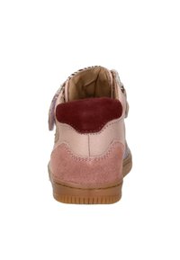 Leren en suède sneakers in tinten van roze en rood, met een gestructureerde achterkant en een flexibele rubberen zool. Voorzien van een gevoerde kraag en voering.