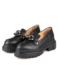 Schwarze Lederloafers mit einer massiven Sohle, die ein dekoratives silbernes Kettenakzent auf der Vorderseite aufweisen, mit glattem Obermaterial und robustem Profil.