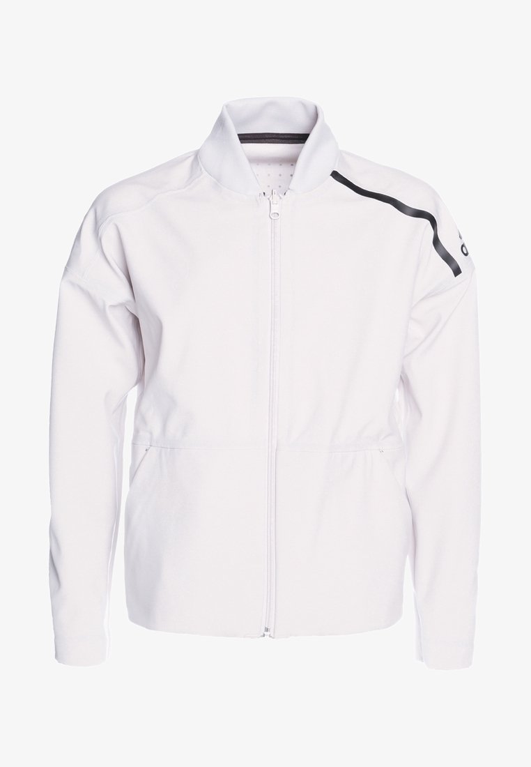 Hvid zip-up jakke med ståkrave, to forlommer og et sort accentstribe på venstre skulder. Glat tekstur.