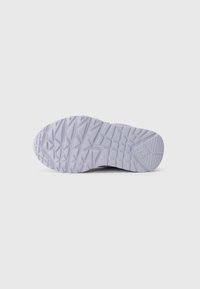 Suola di una sneaker viola chiaro con motivi a trama geometrica e sezioni di grip testurizzate su uno sfondo bianco uniforme.