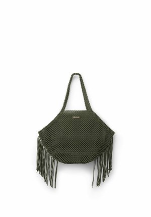 Olivgrüne Makramé-Handtasche mit Schulterriemen und langen Fransen an beiden Seiten, mit kleinem rechteckigem Markenetikett.