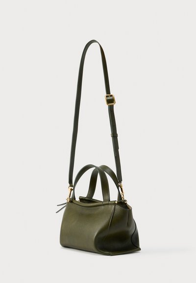 Πράσινη δερμάτινη τσάντα χειρός με διπλές λαβές και ρυθμιζόμενο ιμάντα ώμου. Διαθέτει ομαλή υφή και μινιμαλιστικό, κυρτό σχέδιο.