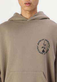 Vertere Berlin PRODUCT HOODIE UNISEX - Felpa - oak