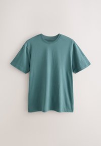 T-shirt vert en coton à manches courtes avec col rond, suspendu devant un fond blanc uni.