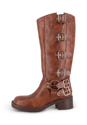 Bota marrón de imitación cuero hasta la rodilla con múltiples hebillas plateadas, punta redondeada y tacón apilado texturizado.