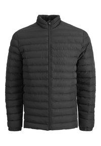 Schwarze gepolsterte Jacke mit hohem Kragen, durchgehendem Reißverschluss und horizontalem Steppmuster. Hergestellt aus leichtem, isoliertem Material.