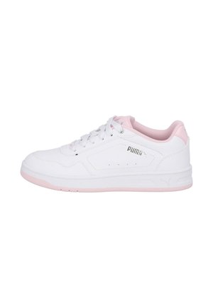 Sneaker bianca Puma con fodera interna e suola rosa chiaro, chiusura con lacci e logo Puma sul lato e sul tallone.
