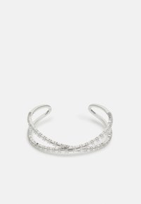 Bracciale in argento con due fasce curve, decorato con cristalli rettangolari trasparenti disposti in fila sulla parte anteriore. Finitura liscia e lucida.