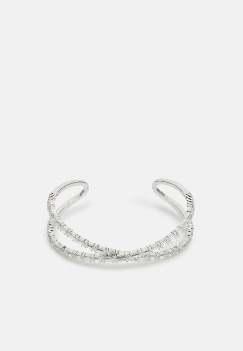 Bracciale in argento con due fasce curve, decorato con cristalli rettangolari trasparenti disposti in fila sulla parte anteriore. Finitura liscia e lucida.