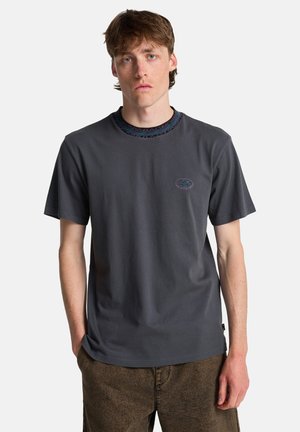 Sivá tričko s okrúhlym výstrihom, so štruktúrovaným, viacfarebným vzorovaným lemom výstrihu a malým vyšívaným dizajnom na ľavej strane hrudníka.