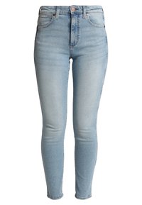 Vaqueros ajustados de color azul claro fabricados en denim, con una cintura alta, diseño de cinco bolsillos y un ligero desgaste en la parte delantera y trasera.